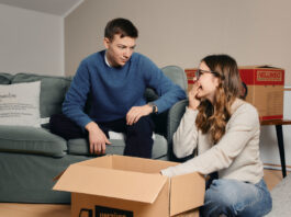 Ein Paar packt einen Karton aus