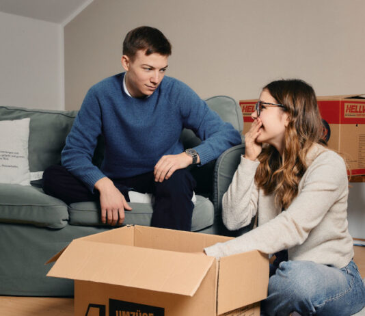 Ein Paar packt einen Karton aus