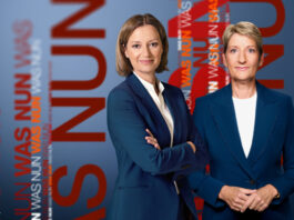Bettina Schausten und Anne Gellinek schauen in die Kamera, im Hintergrund und daneben steht der Schriftzug "WAS NUN".