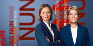 Bettina Schausten und Anne Gellinek schauen in die Kamera, im Hintergrund und daneben steht der Schriftzug "WAS NUN".
