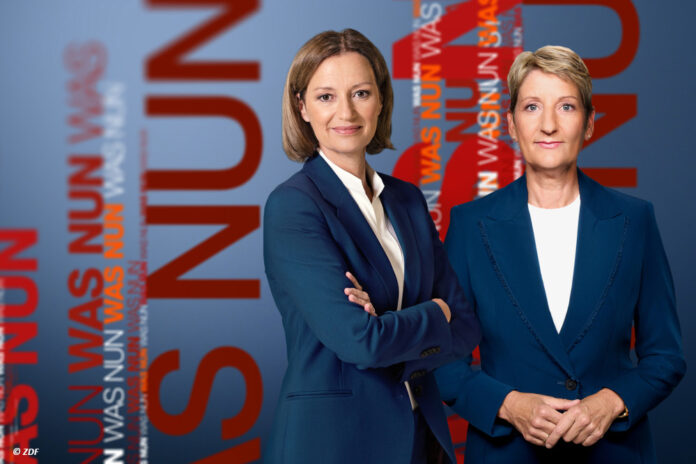 df_was_nun Bettina Schausten und Anne Gellinek schauen in die Kamera, im Hintergrund und daneben steht der Schriftzug "WAS NUN".