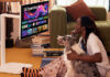 Neuer Smart Monitor Swing von LG mit rollbarem Standfuß und Touchscreen.