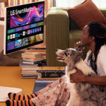 Neuer Smart Monitor Swing von LG mit rollbarem Standfuß und Touchscreen.