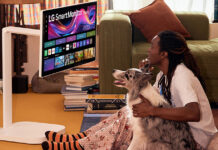 Neuer Smart Monitor Swing von LG mit rollbarem Standfuß und Touchscreen.