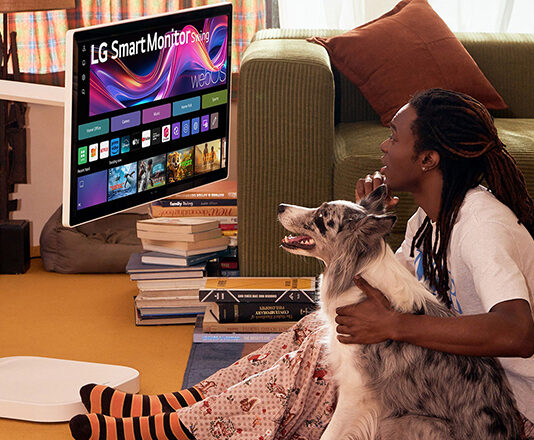 Neuer Smart Monitor Swing von LG mit rollbarem Standfuß und Touchscreen.