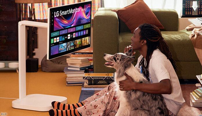 Neuer Smart Monitor Swing von LG mit rollbarem Standfuß und Touchscreen.