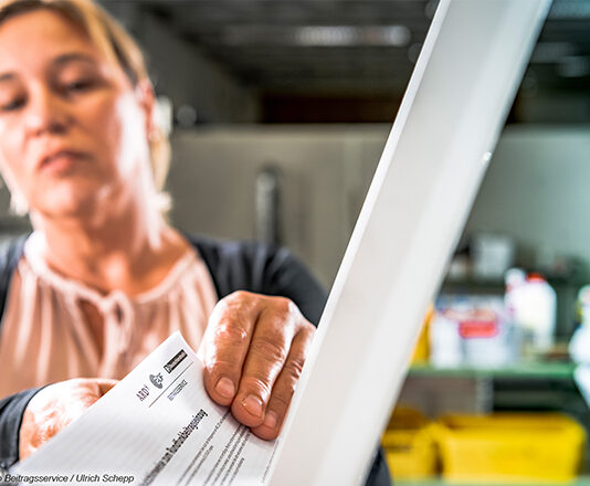 Wer seinen Rundfunkbeitrag per Überweisung zahlt, erhält künftig keine regelmäßigen Zahlungsaufforderungen vom Beitragsservice von ARD, ZDF und Deutschlandradio per Post mehr.