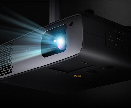 W4100i von BenQ bietet 4K-HDR-Qualität dank 3200-Lumen-LED-Lichtquelle und 100 Prozent DCI-P3-Farbraumabdeckung.