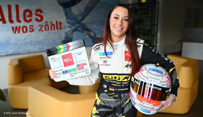 Carrie-Schreiner-AWZ Carrie Schreiner mit Rennfahrerhelm und Filmklappe
