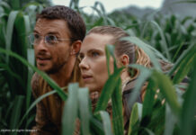 Scarlett Johansson und Jonathan Bailey in Jurassic World: Die Wiedergeburt