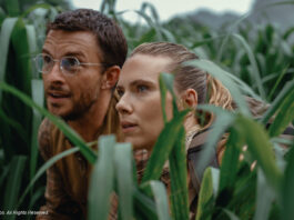 Scarlett Johansson und Jonathan Bailey in Jurassic World: Die Wiedergeburt