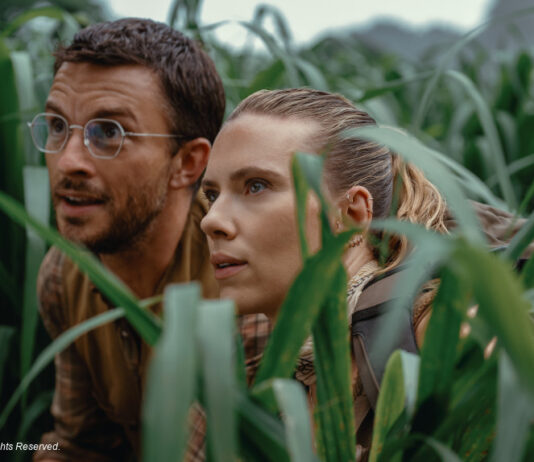 Scarlett Johansson und Jonathan Bailey in Jurassic World: Die Wiedergeburt