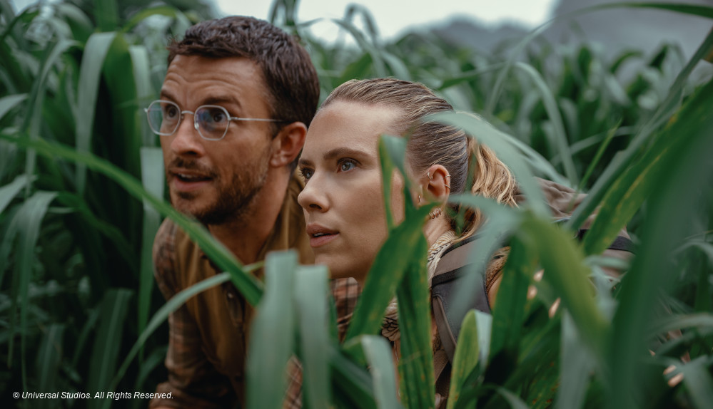Scarlett Johansson und Jonathan Bailey in hohem Gras