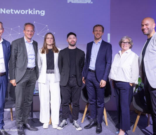 v.l.Stefan Sutor (Medien.Bayern), Dr. Thorsten Schmiege (BLM), Dr. Carolin Gierth (BLM), Felix Rieger (Medien.Bayern), Markus Knall (Ippen.Media), Annette Kümmel (Medien.Bayern), Jim Sengl (Medien.Bayern)