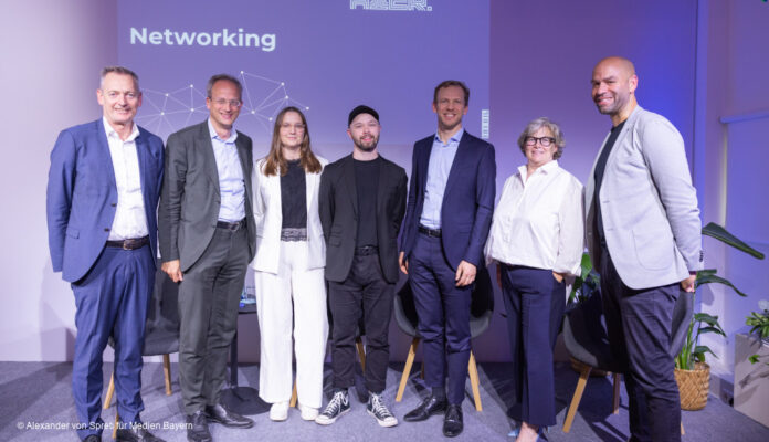 v.l.Stefan Sutor (Medien.Bayern), Dr. Thorsten Schmiege (BLM), Dr. Carolin Gierth (BLM), Felix Rieger (Medien.Bayern), Markus Knall (Ippen.Media), Annette Kümmel (Medien.Bayern), Jim Sengl (Medien.Bayern)