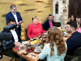 Angela Merkel mit Geflüchteten im Restaurant
