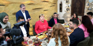Angela Merkel mit Geflüchteten im Restaurant