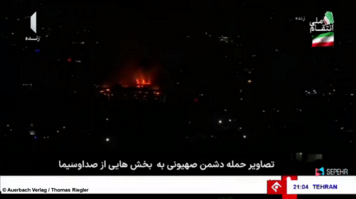 Nach der Bombardierung des iranischen Fernsehens zeigt dieses SELBST das brennende Studiogebäude