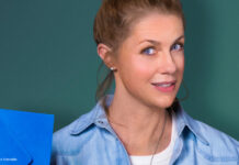 Christine Eixenberger mit einem blauen Umschlag