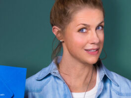 Christine Eixenberger mit einem blauen Umschlag