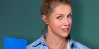 Christine Eixenberger mit einem blauen Umschlag
