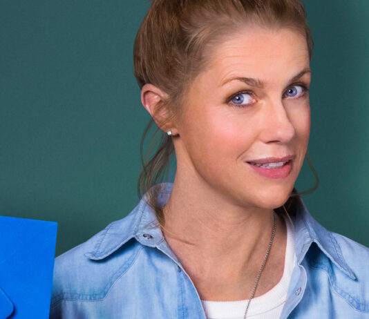 Christine Eixenberger mit einem blauen Umschlag