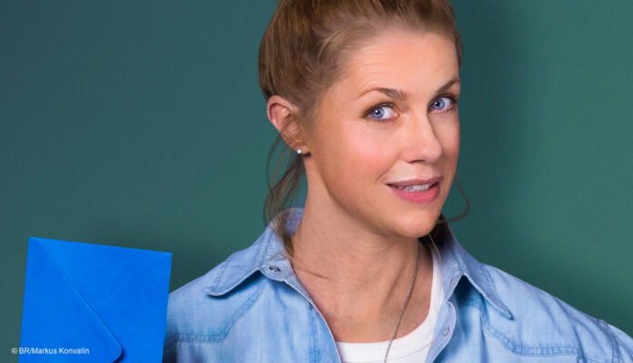 Nachsitzen Christine Eixenberger mit einem blauen Umschlag