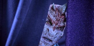 Junge mit Dinosaurierkopf in "Club der Dinosaurier"