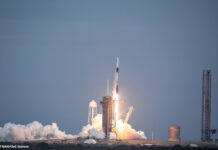 Eine "Falcon 9"-Rakete mit einer Dragon-Raumkapsel startet. Sie ist gerade von der Startrampe abgehoben.
