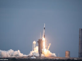 Eine "Falcon 9"-Rakete mit einer Dragon-Raumkapsel startet. Sie ist gerade von der Startrampe abgehoben.