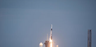 Eine "Falcon 9"-Rakete mit einer Dragon-Raumkapsel startet. Sie ist gerade von der Startrampe abgehoben.