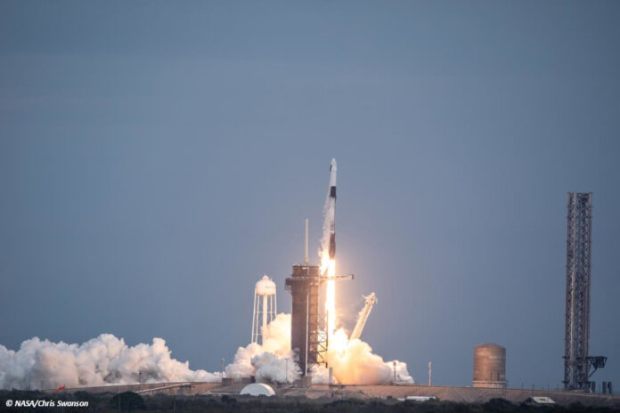 df_ax-3_start Eine "Falcon 9"-Rakete mit einer Dragon-Raumkapsel startet. Sie ist gerade von der Startrampe abgehoben.
