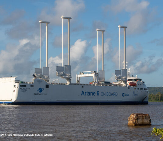Die Canopée, ein Transportschiff der ESA, gesehen von steuerbord achtern, fährt nahe der Küste bei Kourou.