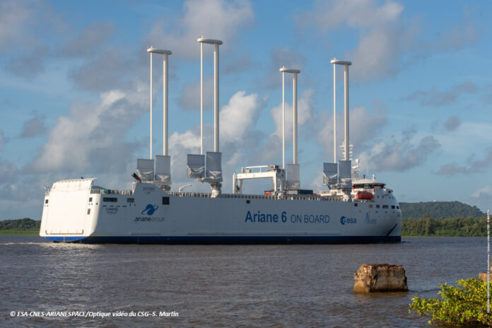 Die Canopée, ein Transportschiff der ESA, gesehen von steuerbord achtern, fährt nahe der Küste bei Kourou.
