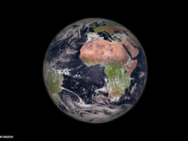 Ein Bild der Erde, aufgenommen von einem geostationären Orbit über dem Golf von Guniea durch einen Meteosat. Die Erde steht vor einem schwarzen Hintergrund.