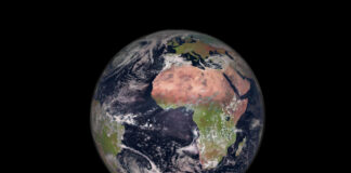 Ein Bild der Erde, aufgenommen von einem geostationären Orbit über dem Golf von Guniea durch einen Meteosat. Die Erde steht vor einem schwarzen Hintergrund.