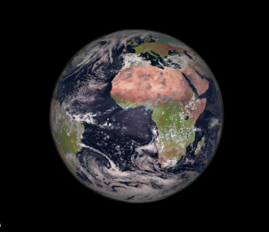 Ein Bild der Erde, aufgenommen von einem geostationären Orbit über dem Golf von Guniea durch einen Meteosat. Die Erde steht vor einem schwarzen Hintergrund.