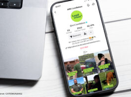 Smartphone mit dem "ARD Landleben" TikTok Kanal