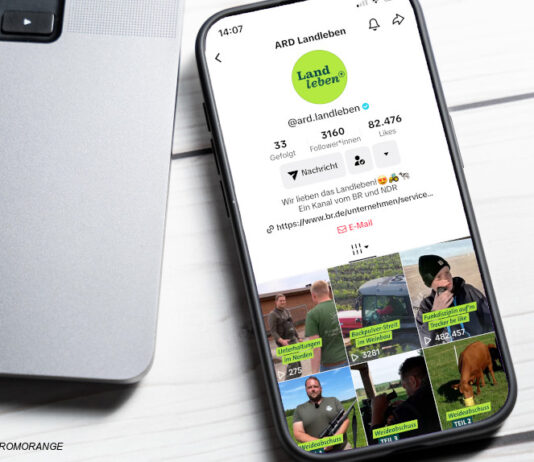 Smartphone mit dem "ARD Landleben" TikTok Kanal