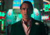 Colin Farrell vor einem Casino in "Ballad of a Small Player"