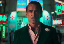 Colin Farrell vor einem Casino in "Ballad of a Small Player"