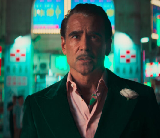 Colin Farrell vor einem Casino in "Ballad of a Small Player"