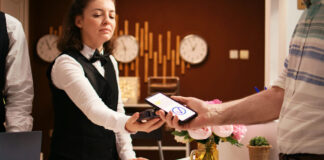 Bezahlen an Hotelrezeption