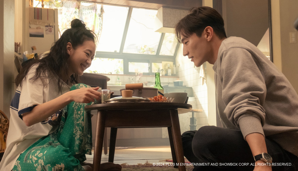 Heung-soo und Jae-hee sitzen am Tisch