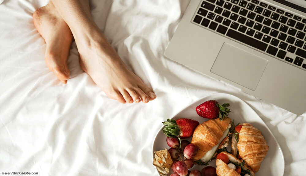 Notebook Obst auf Bett