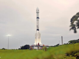 Eine weiße Rakete steht auf ihrer Startposition, im Hintergrund ein diesiger Himmel.