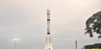 Eine weiße Rakete steht auf ihrer Startposition, im Hintergrund ein diesiger Himmel.
