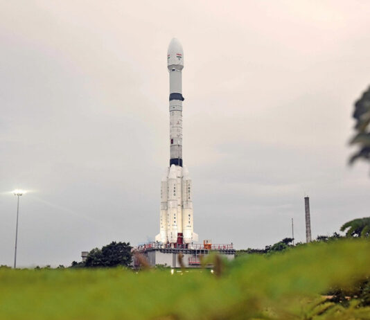 Eine weiße Rakete steht auf ihrer Startposition, im Hintergrund ein diesiger Himmel.