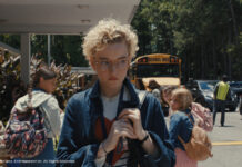 Julia Garner als Lehrerin in "Weapons"