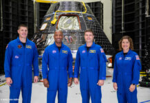 Die voraussichtliche Crew von "Artemis 2" steht in blauen Overalls vor dem Orion-Raumschiff in einer Fertigungshalle. Von links nach recht: Jeremy Hansen, Victor Glover, Reid Wiseman, Christina Hammock Koch.